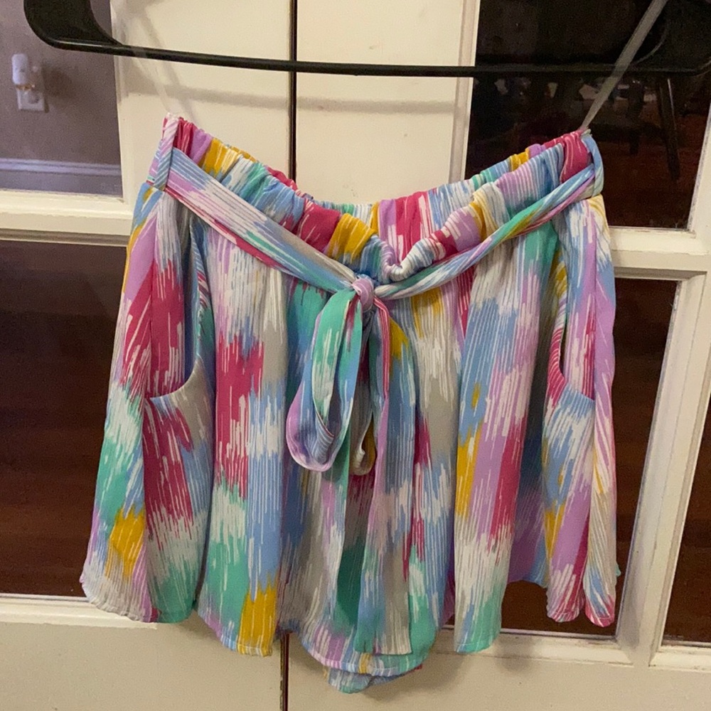 Abstract tie shorts
